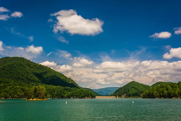 Watauga Lake, in  Cherokee National Forest, Tennessee. — Stock Photo, Image