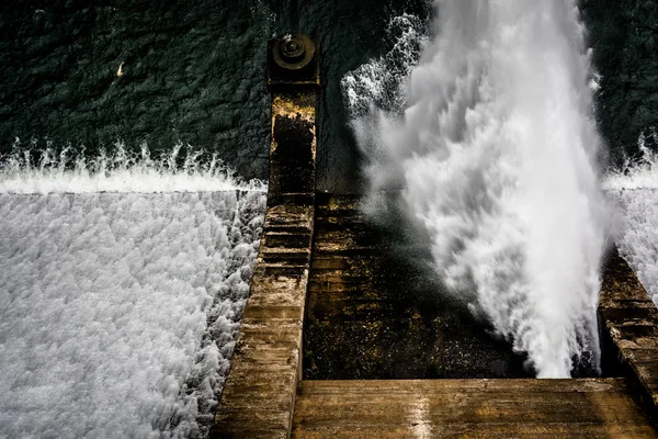 L'acqua scorre lungo la diga di Prettyboy, nella contea di Baltimora, Maryland . — Foto Stock