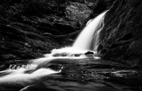 Wasserfall und Kaskaden an einem Bach in Hohlholz, Pennsylvania. — Stockfoto