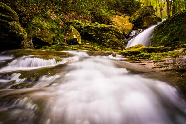 Cachoeira e cascatas em um riacho em Holtwood, Pensilvânia . — Fotografia de Stock