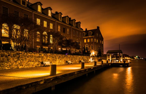 Condominiums riverains et promenade le long de la rivière Potomac à — Photo