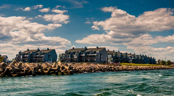 Waterkant condos en een steiger in punt aangename strand, nieuwe jerse — Stockfoto