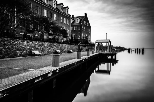 Strandpromenaden och bostadsrätter längs floden potomac i — Stockfoto