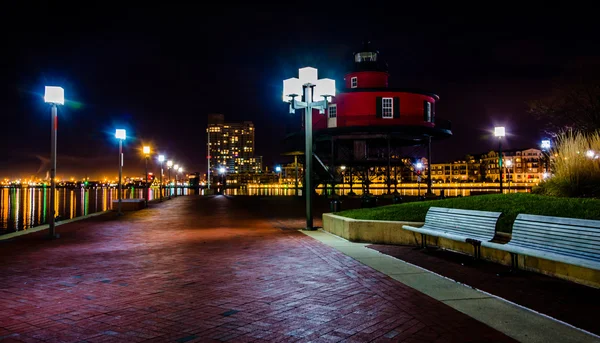 Paseo marítimo y faro por la noche en el puerto interior — Foto de Stock