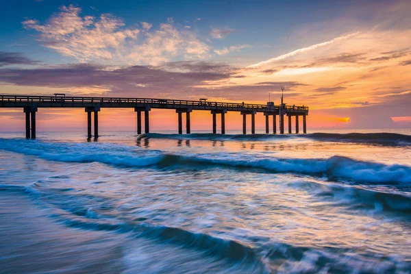 Waves on the Atlantic Ocean and fishing pier at sunrise, St. Aug — Stock Photo, Image