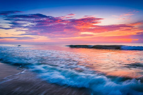 Waves on the Atlantic Ocean at sunrise, St. Augustine Beach, Flo — Stock Photo, Image