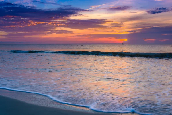 Wellen auf dem Atlantik bei Sonnenaufgang, st. augustine beach, flo — Stockfoto