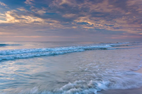 Wellen auf dem Atlantik bei Sonnenaufgang, st. augustine beach, flo — Stockfoto