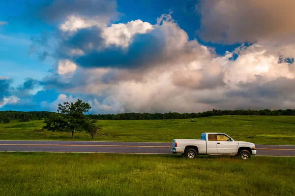 White truck along road in Big Meadows, Shenandoah National Park, — Stock Photo, Image