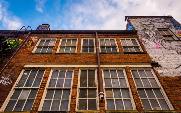 Fenster an der Seite eines Gebäudes in der Graffiti-Allee, Baltimore, — Stockfoto