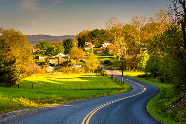 Estrada rural ventosa no Vale do Shenandoah, Virgínia . — Fotografia de Stock