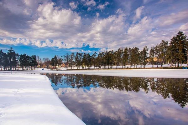 Réflexions hivernales au lac Kiwanis, à York, Pennsylvanie . — Photo