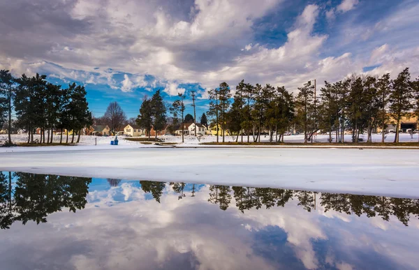 Riflessioni invernali al Kiwanis Lake, a York, Pennsylvania . — Foto Stock