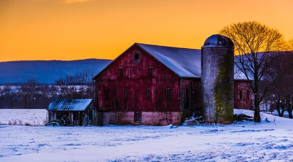 Puesta de sol invernal sobre un granero en el condado rural de Frederick, Maryland . — Foto de Stock