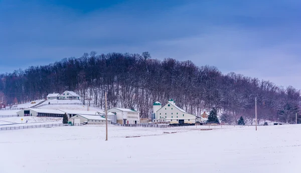 Vista de invierno de una granja y colina en el condado rural de Adams, Pennsylvan — Foto de Stock