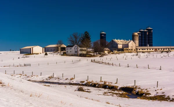 Vista de invierno de una granja en el condado rural de Lancaster, Pensilvania . — Foto de Stock