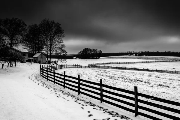 Vista invernale di una fattoria nella contea rurale di York, Pennsylvania . — Foto Stock