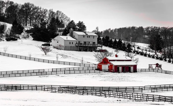 Vintern syn på ett hus och lada på gården i landsbygden carroll county, — Stockfoto