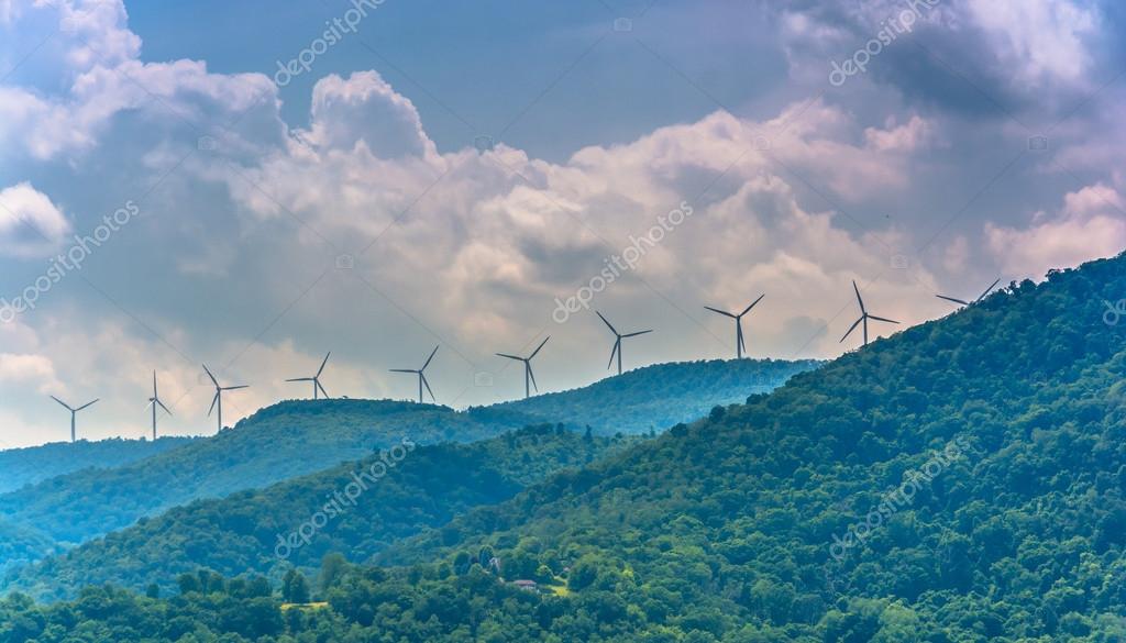 Windmills in the mountains near Keyser, West Virginia. — Stock Photo