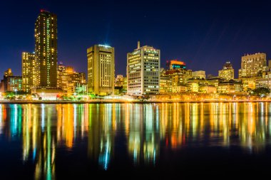 manhattan siluetinin ve Doğu roo görülen nehir, gece,