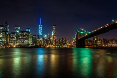 bro görülen gece manhattan skyline ve brooklyn Köprüsü