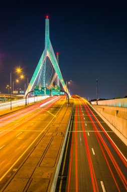 leonard p. zakim bunker hill Anıtı br üzerinde hareketli trafik