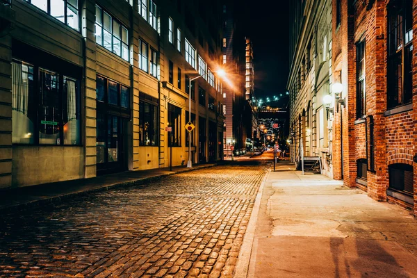 Un callejón por la noche, en Brooklyn, Nueva York . — Foto de Stock