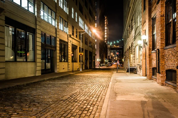 An alley at night, in Brooklyn, New York. — Stock Photo, Image