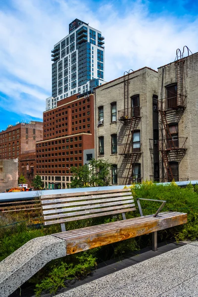 Bänk och gamla byggnader sett från hög-linjen, manhattan, ny — Stockfoto