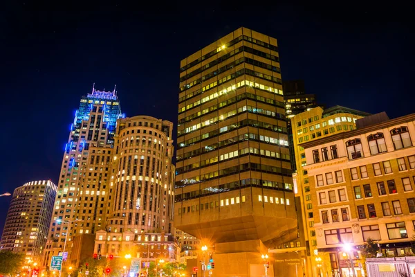 Bâtiments dans le quartier financier la nuit, à Boston, Massach — Photo