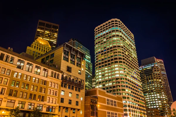 Bâtiments dans le quartier financier la nuit, à Boston, Massach — Photo