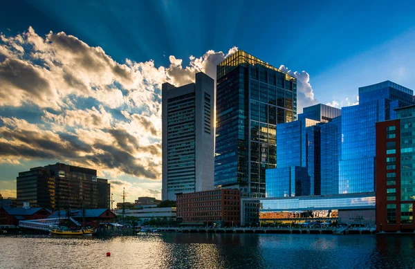 Céu dramático sobre edifícios e Fort Point Channel em Boston, MA — Fotografia de Stock