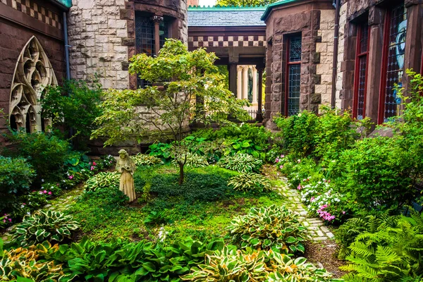 Garden at Trinity Church, in Boston, Massachusetts. — Stock Photo, Image