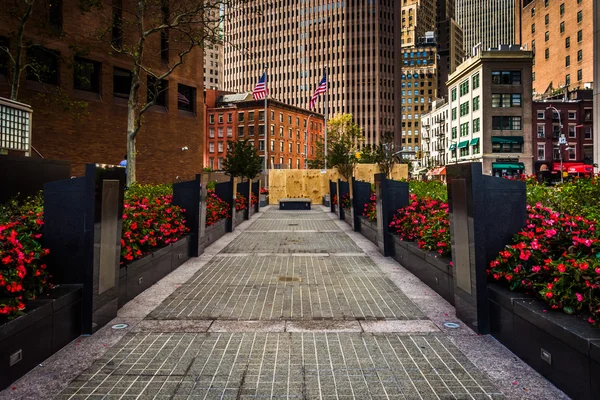 Gärten auf dem New York Veteranen Memorial Plaza in unteren — Stockfoto