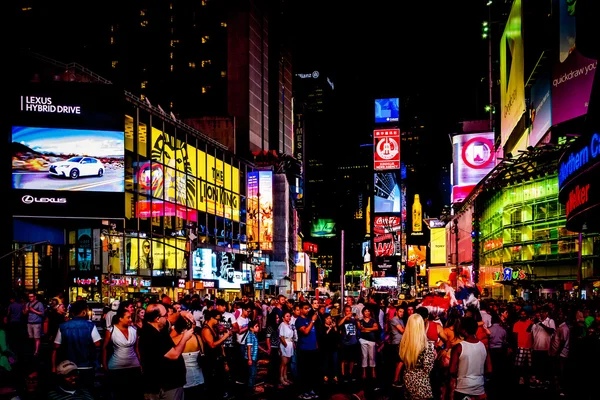 Μεγάλο πλήθος των ανθρώπων στην times square, το βράδυ, στο midtown manha — Φωτογραφία Αρχείου