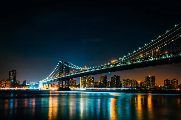 Manhattan Bridge at night, seen from Brooklyn Bridge Park, in Br — Stock Photo, Image