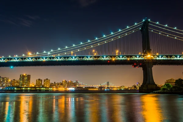 Manhattan bridge v noci vidět z brooklyn bridge parku, v br — Stock fotografie