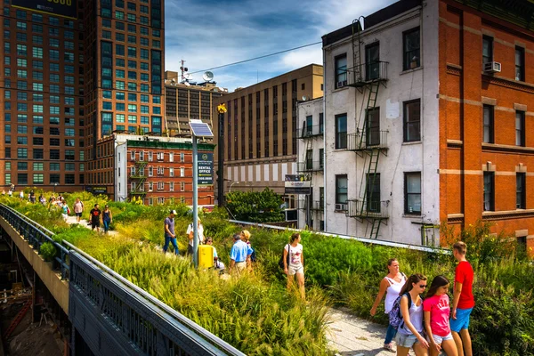 Mensen lopen op de High Line, in Manhattan, New York. — Stockfoto