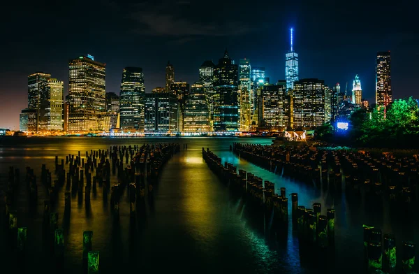 Pilhas de cais e o horizonte de Manhattan à noite, visto de Brook — Fotografia de Stock