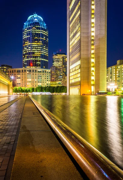 Reflecting pool and skyscrapers at night, seen at Christian Scie — Stock Photo, Image