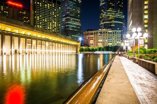 Reflecting pool and skyscrapers at night, seen at Christian Scie — Stock Photo, Image