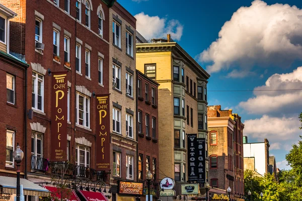 Restaurantes y tiendas en Hanover Street en Boston, Massachusetts — Foto de Stock