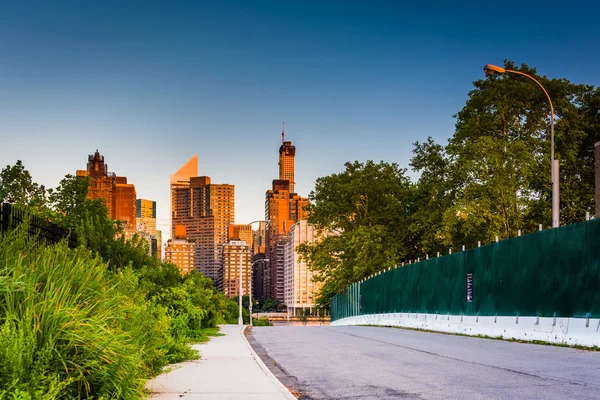 Väg- och utsikt över Manhattans stadssilhuett på roosevelt island, ny — Stockfoto