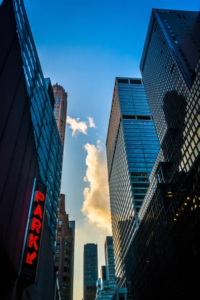 沿 51 街在纽约曼哈顿的摩天大楼. — 图库照片