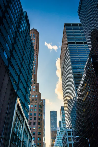 Wieżowce wzdłuż 51st street na Manhattanie, Nowy Jork. — Zdjęcie stockowe