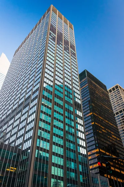沿着公园大道在纽约曼哈顿的摩天大楼. — 图库照片
