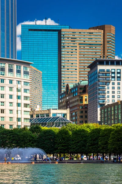 Skyscrapers and reflecting pool seen at Christian Science Plaza — Stock Photo, Image