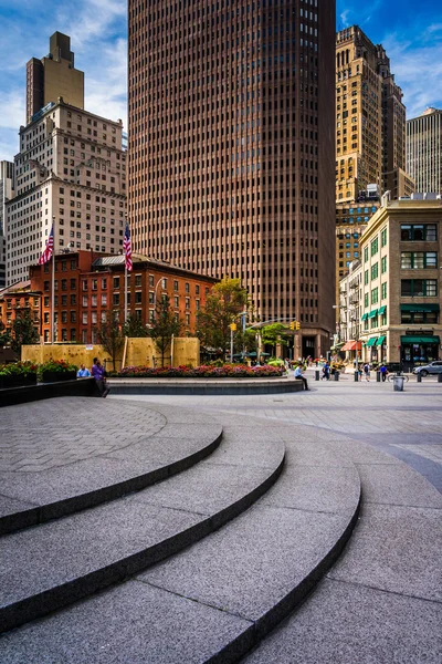 Steps and skyscrapers at the New York Vietnam Veterans Memorial — Stock Photo, Image