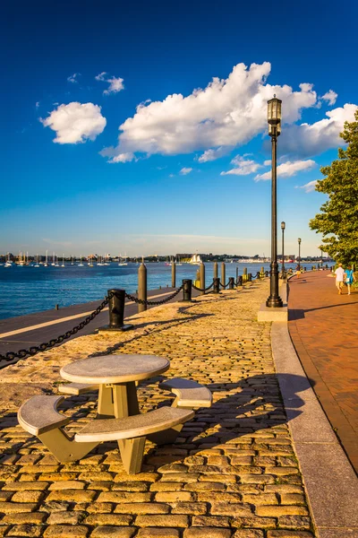 The Boston Harborwalk ao longo do Fort Point Channel, em Boston, Massa — Fotografia de Stock