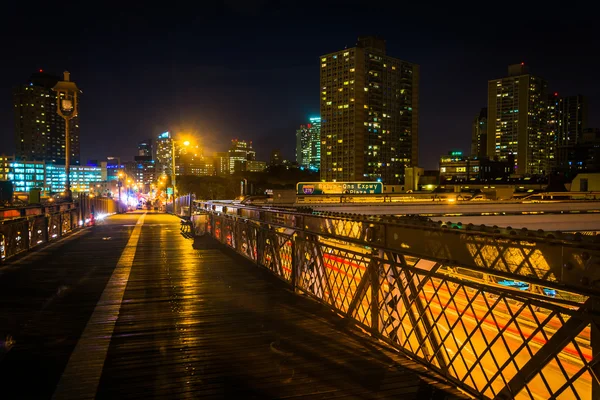 Pasarela del Puente de Brooklyn por la noche, Nueva York . — Foto de Stock